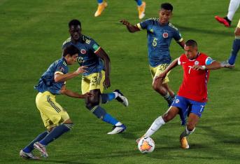 Acción de juego del partido entre la Selección Colombia y Chile.