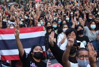 Los estudiantes prodemocráticos de Tailandia volvieron a organizar este miércoles una multitudinaria protesta pacífica en el centro de Bangkok mientras el Parlamento rechazaba varias propuestas para cambiar la Constitución redactada por la Junta militar que gobernó el país entre 2014 y 2019.