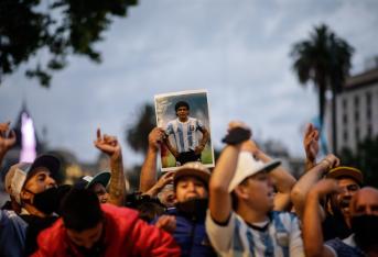 Cientos de personas visitan la Casa Rosada para darle el último adiós a Diego Maradona.