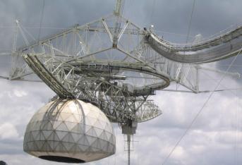 Dos cables que sostenían las 900 toneladas de los instrumentos del telescopio por encima de la antena esférica de 305 metros de diámetro se rompieron el 10 de agosto y el 6 de noviembre, lo que llevó a la Fundación Nacional de Ciencias a anunciar su desmantelamiento.