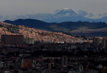 Bogotá amaneció este martes con los nevados a la vista. Un fotoreportero de EL TIEMPO, desde distintos puntos de la avenida Circunvalar y el oriente de Bogotá, logró captar la escena.