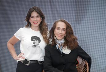 Colección de moda Gloria Valencia con la marca Bluss de Grupo Éxito. En la izquierda Pilar Castaño y en la derecha su hija María López.