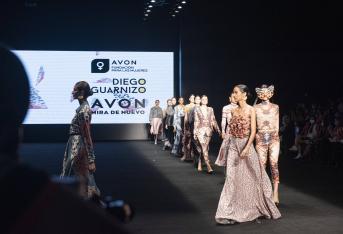 El diseñador Diego Guarnizo fue el encargado de la pasarela inaugural de la edición especial de Colombiamoda 2021 con su colección “Mira de Nuevo” para la Fundación Avon para La Mujer. El desfile impulsó una causa contundente: el rechazo a la violencia de género.