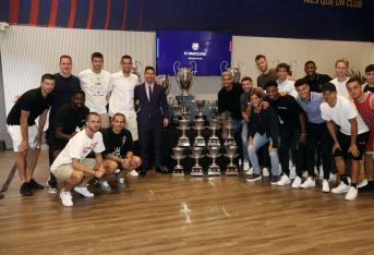 Messi con sus compañeros y con los trofeos que ganó en el Barcelona.