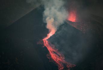 Tras pasar prácticamente medio día sin apenas actividad, el lunes el volcán Cumbre Vieja comenzó nuevamente a expulsar lava entre explosiones intermitentes.