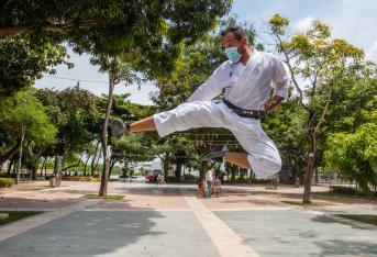 Karate al aire libre en Barranquilla de 9 a 11:30 a. m. en la Plaza de la Paz a cargo del Club Deportivo de Karate Do Bassai.