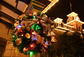 Main Street, U.S.A. está engalanada para las fiestas con una decoración de temporada alegre y comida y bebida inspirada en las festividades en lugares selectos