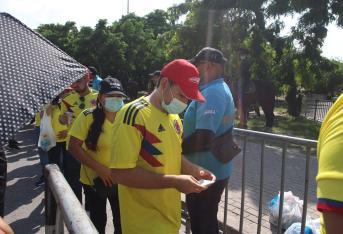 Ingreso de aficionados para el partido de Colombia. Se pide el carnet de vacunación por aforo del 100%.