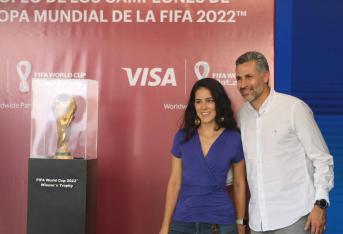 La copa trofeo de los campeones de la Copa Mundial de la Fifa se encuentra exhibida en el CC Unicentro traída por visa y grupo Aval, Mario Yepes ex jugador de la selección Colombia la acompaña.