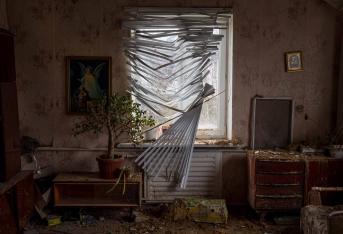 CHERNIGUIV (UCRANIA), 05/11/2022.- Fotografía de la ventana de una casa afectada por proyectiles, el 16 de abril de 2022, en Cherniguiv (Ucrania). EFE/ Miguel Gutiérrez