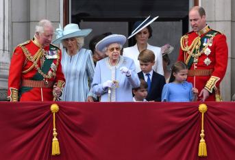 La reina Isabel II de Gran Bretaña (C) de pie con, desde la izquierda, el príncipe Carlos de Gran Bretaña, el príncipe de Gales, el príncipe Luis de Cambridge de Gran Bretaña, Catalina de Gran Bretaña, la duquesa de Cambridge, el príncipe Jorge de Cambridge de Gran Bretaña, la princesa Charlotte de Cambridge de Gran Bretaña y el príncipe Guillermo de Gran Bretaña, Duque de Cambridge, para ver un flypast especial desde el balcón del Palacio de Buckingham después del Desfile del Cumpleaños de la Reina, el Trooping the Colour, como parte de las celebraciones del jubileo de platino de la Reina Isabel II, en Londres el 2 de junio de 2022. Grandes multitudes convergieron en el centro de Londres en brillante sol el jueves para el comienzo de cuatro días de eventos públicos para conmemorar el histórico Jubileo de Platino de la Reina Isabel II, en lo que podría ser el último gran evento público de su largo reinado. (Foto de Daniel LEAL / AFP)