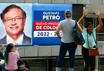 Imagen en Medellín, donde una simpatizante de Gustavo Petro celebra el triunfo del nuevo presidente de Colombia.