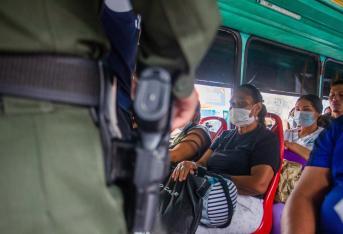 Policía escolta ruta de buses en Barranquilla a raíz de atentados a conductores de bus urbanos. La empresa Coolitoral ha sido una de las más afectadas por la situación, tanto así que conductores no se atreven a ir a trabajar generando poca frecuencia en las rutas e inconformidad con los pasajeros.