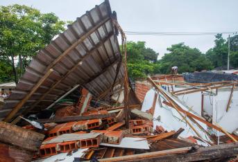 Deslizamiento de tierra provoca caída de casas en barrio La Manga en Barranquilla por lluvias.