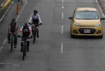 Ciclistas y taxis en Día sin carro y sin moto en Cali