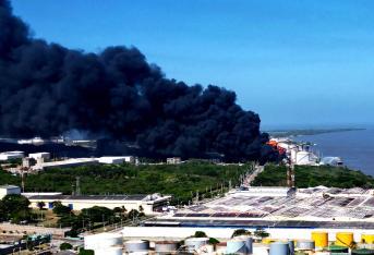 Vista aerea del incendio en la Vía 40 en el norte de Barranquilla.