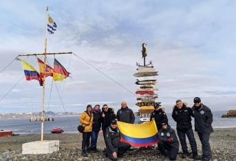 Colombianos que hacen parte de la Expedición Antártica 2023 en la base de Chile de la Isla Rey Jorge, ubicada en Antártica.