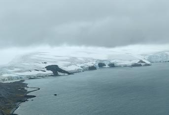 El cruce desde Punta Arenas (Chile) a la Isla Rey Jorge (Antártida) es un recorrido de 671 millas náuticas en las que se sobrevuela el 'pasaje de Drake', el tramo de mar que separa América del Sur de la Antártida.