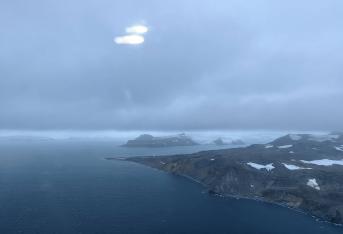 Así es la vista de la Isla Rey Jorge, en el verano austral, cuando va a aterrizar un avión.