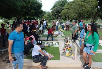Los seguidores del fallecido cantante vallenato Rafael Orozco, conmemoran los 31 años de su muerte. Desde tempranas horas cerca de 100 personas llegaron a la tumba de 'Rafa' en el cementerio Jardines del Recuerdo para homenajearlo, entonando sus canciones y bailando al son de las mismas.