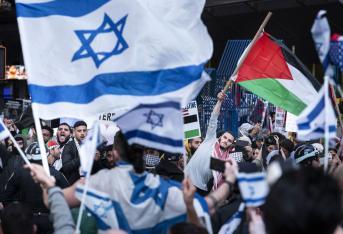 Manifestantes a favor de Israel se encuentran con manifestantes a favor de Palestina, cerca a Times Square en Nueva York.