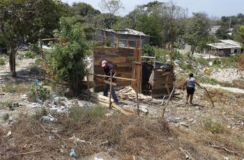En Villa Maty, un sector en ruinas que los venezolanos han levantado de a poco para construir sus viviendas, viven numerosas familias.