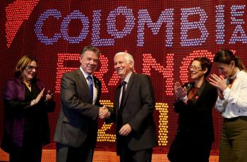 El presidente de Colombia, Juan Manuel Santos, y el Embajador de Francia en Colombia, Jean-Marc Laforet, durante la inauguración de la XXX Feria Internacional del Libro de Bogotá.