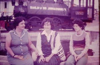Clara, la hermana del autor en el centro, con su mamá (izq.) y una amiga.
