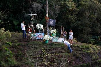 En esa montaña, ahora llamada cerro Chapecoense, los jugadores y allegados de las víctimas, recordaron a las 71 víctimas del vuelo de Lamia.