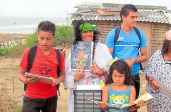 Alexandra Ardila, en la bicicleta, junto a sus hijos: Carlos (i.), César y Luna Bautista Ardila. Los acompaña una abuela wayú. La foto fue tomada en el 2012.