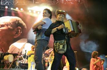 Carlos Vives y Egidio Cuadrado durante un concierto en Cartagena.