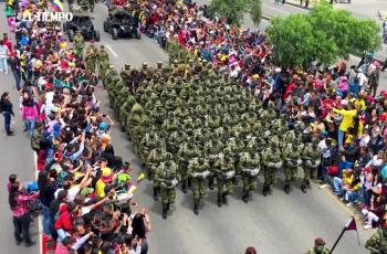 Como es tradición, cada 20 de julio millares de personas, familias completas se agolpan desde las primeras horas para ver el desfile, homenaje de la Fuerza Pública en conmemoración a los 207 años de Independencia.