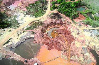 Terrenos afectados por prácticas mineras en el río Nechí, uno de los más explotados en la región, junto con el río Cauca