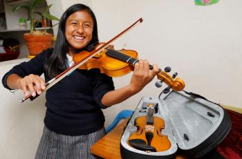 A sus 9 años, a Maryi le diagnosticaron una enfermedad en su sangre. Viajó a Bogotá desde su comunidad indígena, en el Cauca, y recibió trasplante de médula. Hoy tiene 13 años.