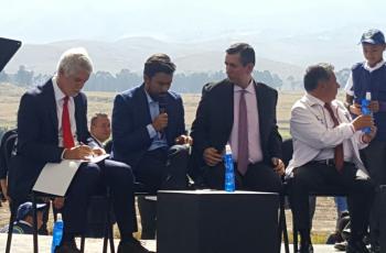 La firma del acuerdo garantiza 4,5 billones de pesos para construir la planta de Canoas.