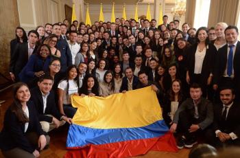 Ayer, en el Palacio de Nariño, con el presidente Santos, se hizo la entrega de banderas.