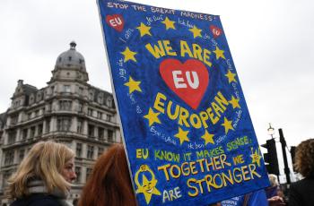 Ciudadanos británicos protestan en el centro de Londres contra la salida del Reino Unido de la Unión Europea, recordando que ‘juntos somos más fuertes’.