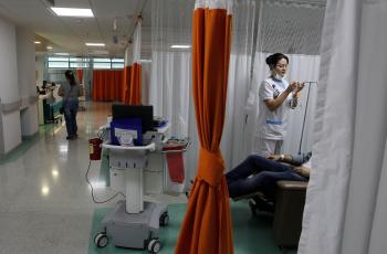 Clínicas y hospitales luchan para brindar una atención de calidad a los pacientes, pese a sus dificultades económicas.