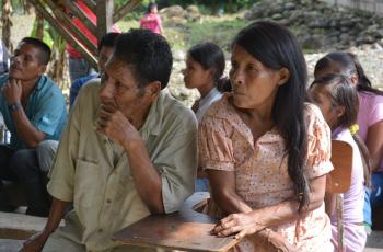 Indígenas mayores de la comunidad awá que pertenecen al resguardo Hojal La Turbia, en Tumaco, Nariño.