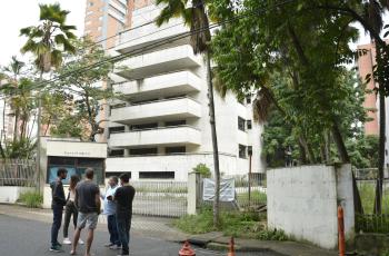 El edificio perteneció a Pablo Escobar. En diferentes discusiones se ha propuesto su demolición.