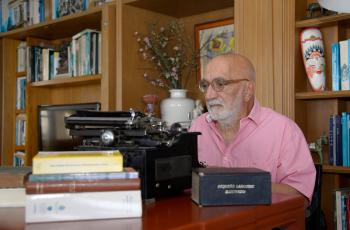 Juan Gossain vive en su apartamento de Cartagena rodeado de sus dos colecciones más queridas: la de máquinas de escribir y la de diccionarios.