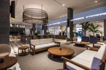 El 'lobby' del Conrad Cartagena tiene cómodas sillas, ideales para que los huéspedes se relajen un rato junto al bar.