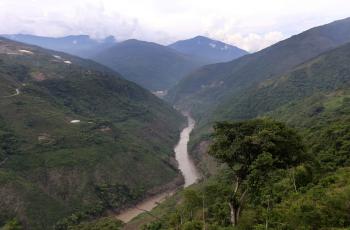 Así se ve el curso del río Cauca, cuerpo de agua utilizado para la generación de energía a través del funcionamiento de la central hidroeléctrica Hidroituango.