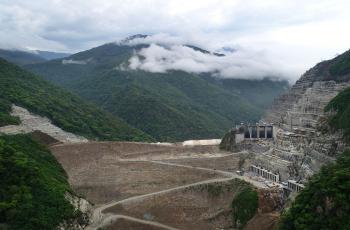 Vista de la represa de Hidroituango, justo al lado de la central hidroeléctrica. Esta es una construcción que busca atender una quinta parte de la demanda de energía del país, al generar 2.400 megavatios de fluido eléctrico.
