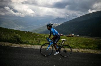 Faltando 11 kilómetros, Quintana alcanzó a Valverde, mientras que el Sky comenzaba a ponerse al frente para responder el ataque.