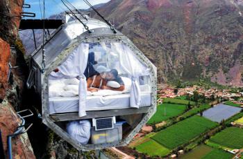 Una impresionante vista de una de las habitaciones colgantes del Skylodge Adventure Suites, en Urubamba (Perú).