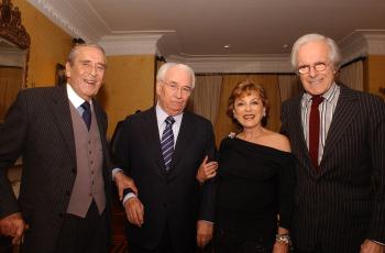 Con sus amigos: el periodista Álvaro Castaño Castillo (q.e.p.d.), la gestora cultural Gloria Zea y el periodista Bernardo Hoyos (q.e.p.d.).