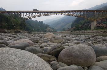 En pequeño lago entre grandes rocas fue lo que quedó del Cauca a su paso por el puente de Puerto Valdivia, Antioquia, el pueblo más afectado.