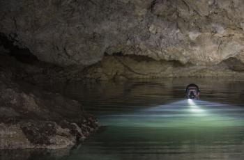 El investigador Juan Armando Sánchez buceando en la Cueva del Amor, en San Andrés.