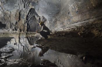 Imagen de la geóloga Verónica Ramírez en la caverna Los Carracos, en Santander.